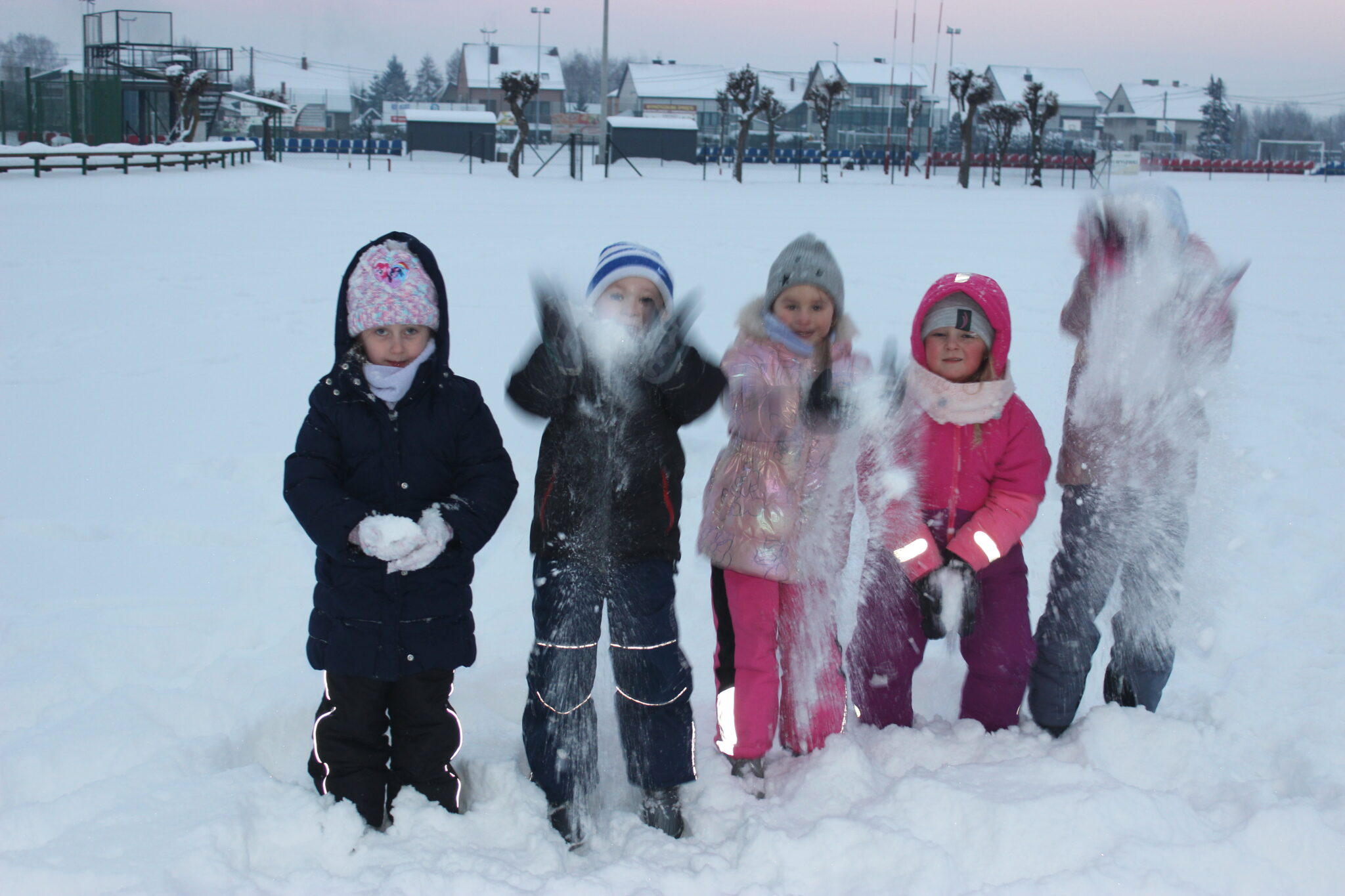 Zimowe zabawy na śniegu w Wierzawicach.