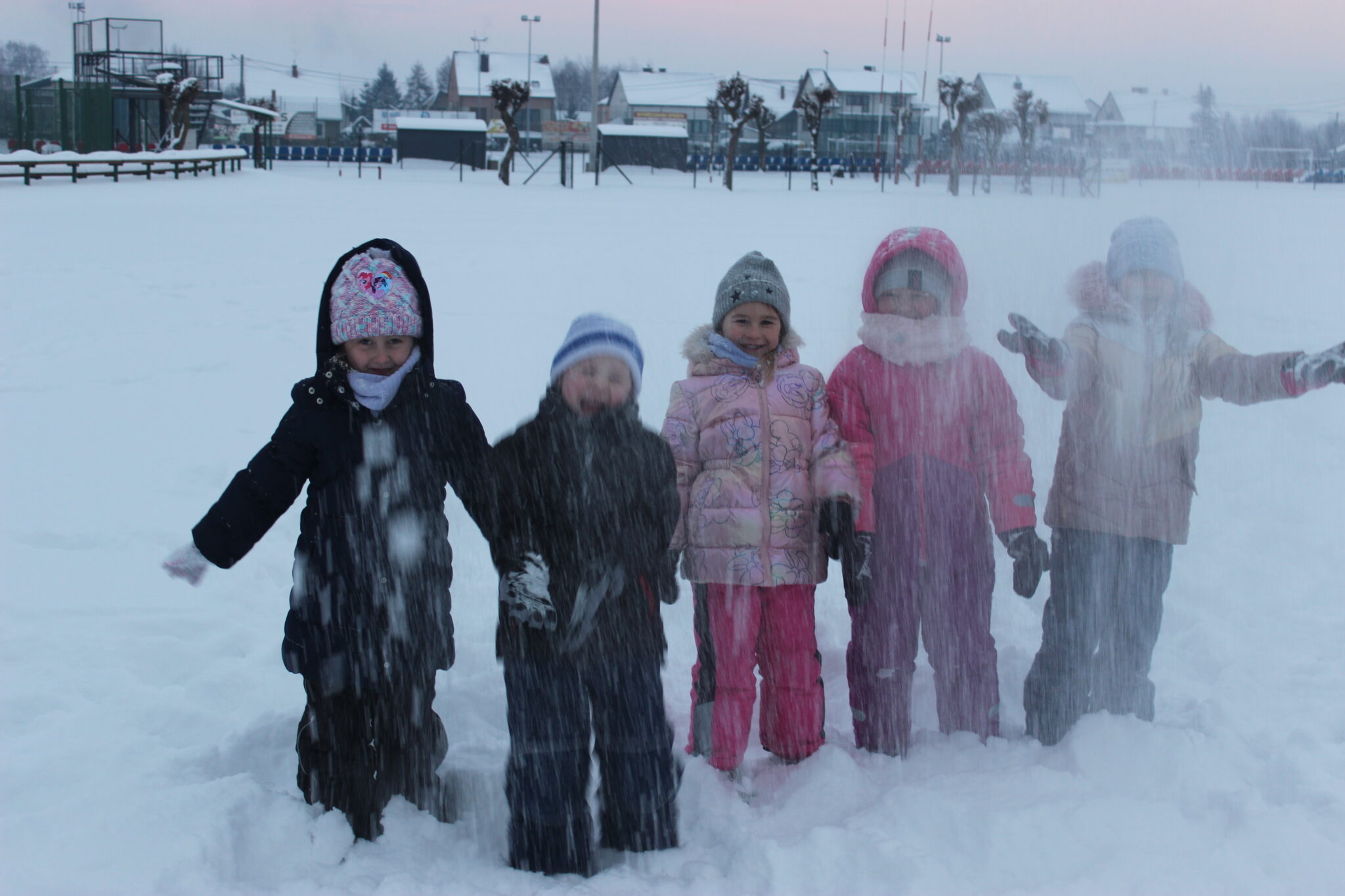 Zimowe zabawy na śniegu w Wierzawicach.