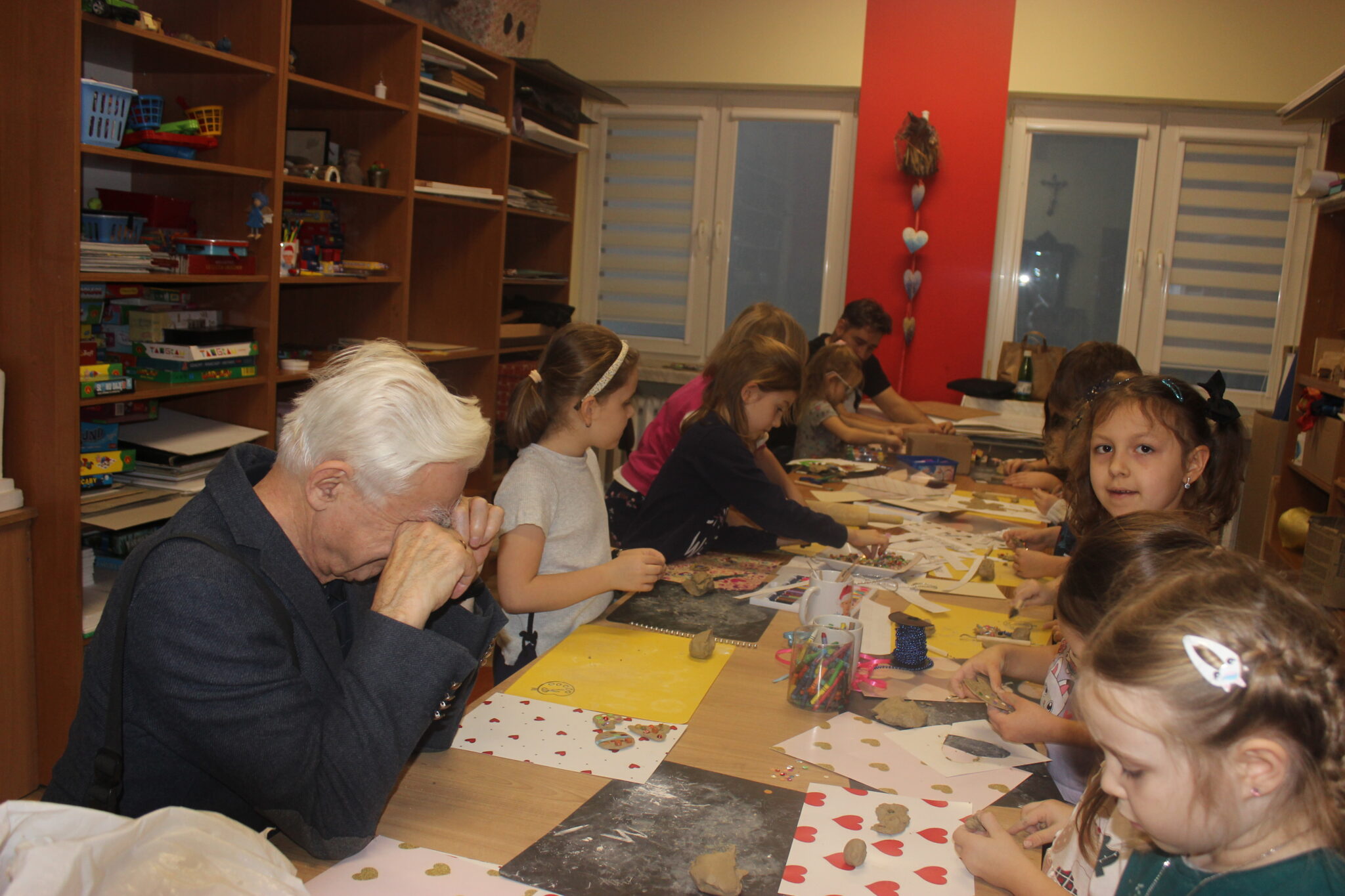 Zajęcia plastyczne „Dzień Babci i Dziadka” w Ośrodku Kultury w Wierzawicach