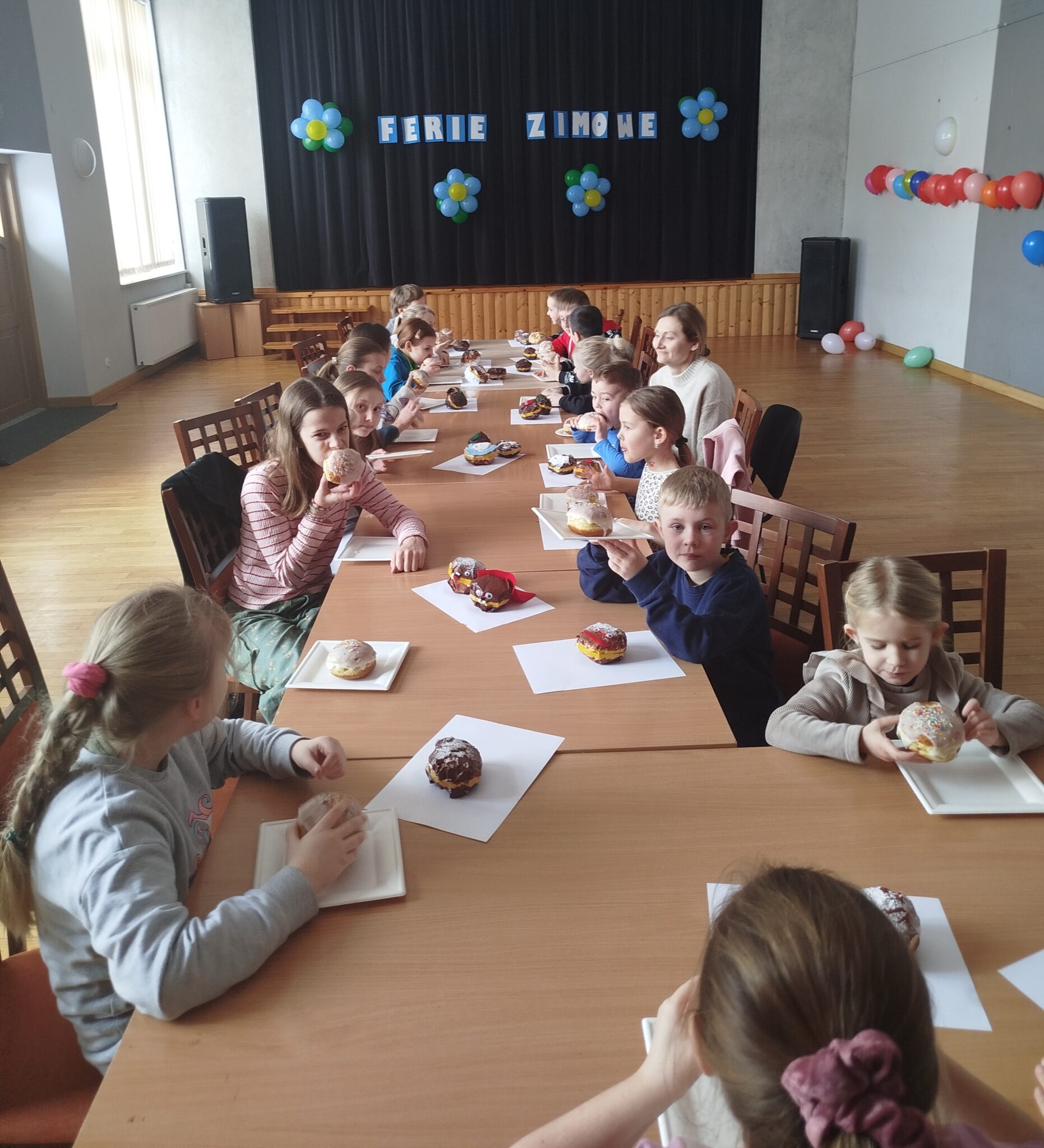 Drugi dzień ferii-warsztaty tworzenia pączków papierowych. Degustacja pączków prawdziwych