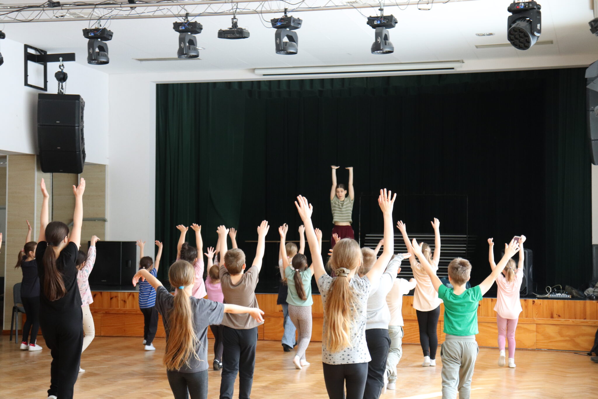 Tanecznym krokiem ruszyły ferie w Giedlarowej
