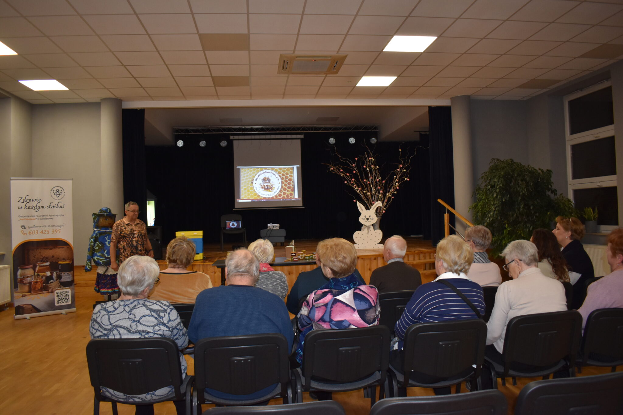 Klub Seniora w Brzózie Królewskiej  spotkał się z pszczelarzem
