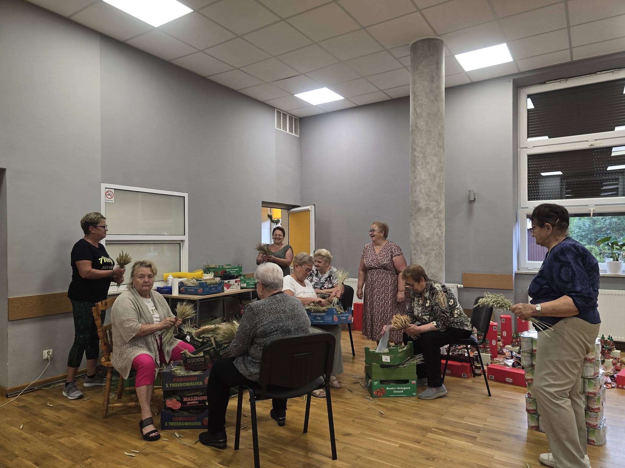 Tworzenie wieńca dożynkowego w Brzózie Królewskiej